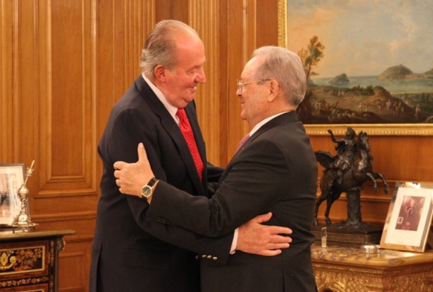 Su Majestad el Rey recibe el saludo del presidente de la Federación Internacional de Tiro Olímpico y miembro del Comité Olímpico Internacional, Olegar